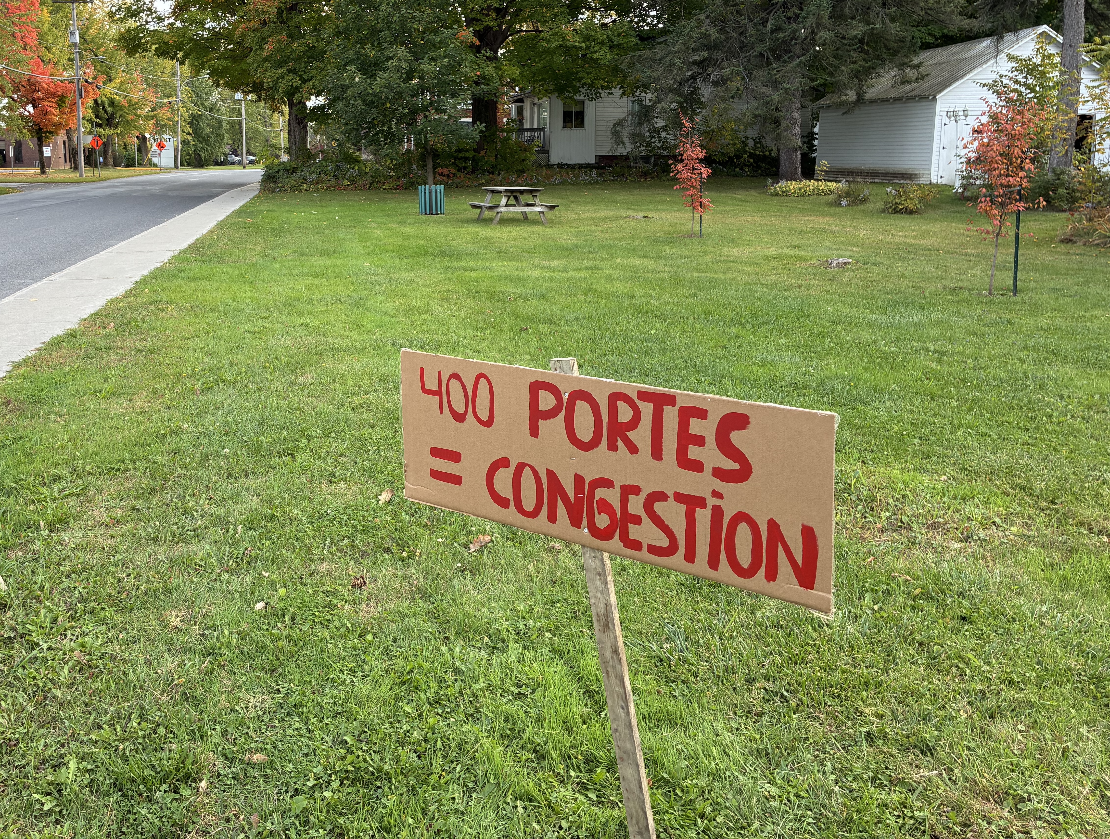 Citizen sign concerning 400 housing units